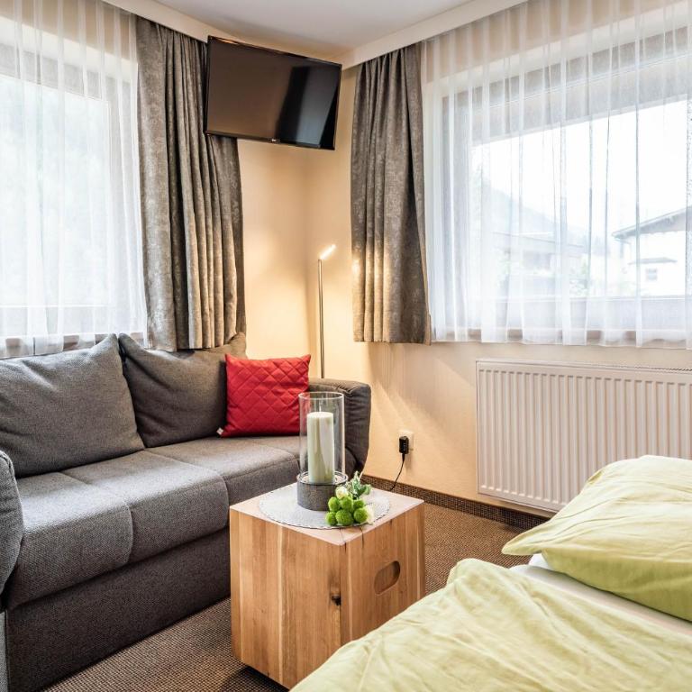 Haus Hochland - Doppelzimmer mit Zustellbett - 13