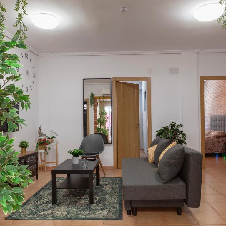 Artsy Large Getaway - 2 Bedroom w HUGE patio - Great for families and Digital Nomads - Two-Bedroom Apartment - 4