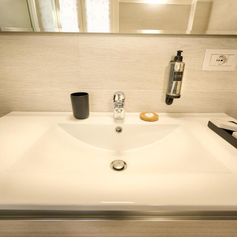 D'AZEGLIO 62 LUXURY ROOMS - Camera Matrimoniale con Bagno Privato Esterno - 6