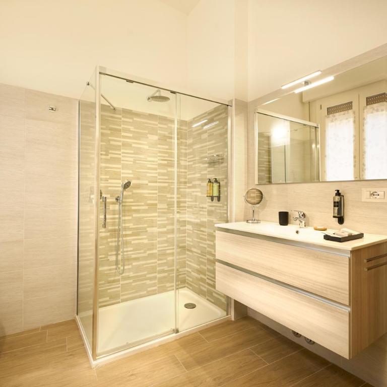 D'AZEGLIO 62 LUXURY ROOMS - Camera Matrimoniale con Bagno Privato Esterno - 9