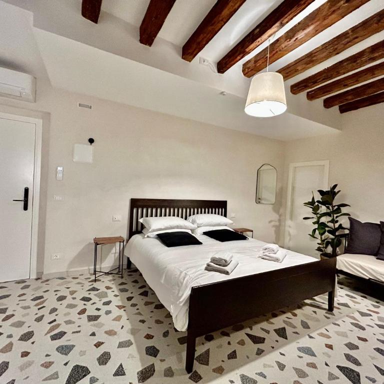 Farini Suites wi-fi - Camera Matrimoniale con Bagno Privato - 5