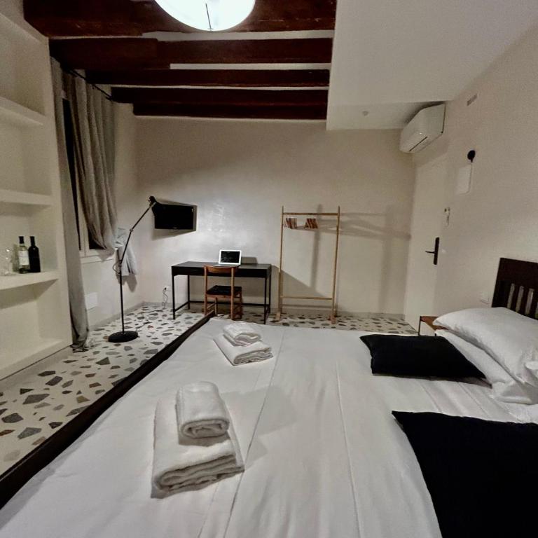 Farini Suites wi-fi - Camera Matrimoniale con Bagno Privato - 18