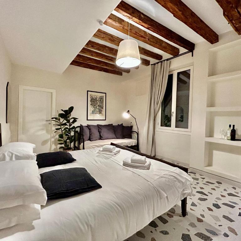 Farini Suites wi-fi - Camera Matrimoniale con Bagno Privato - 3