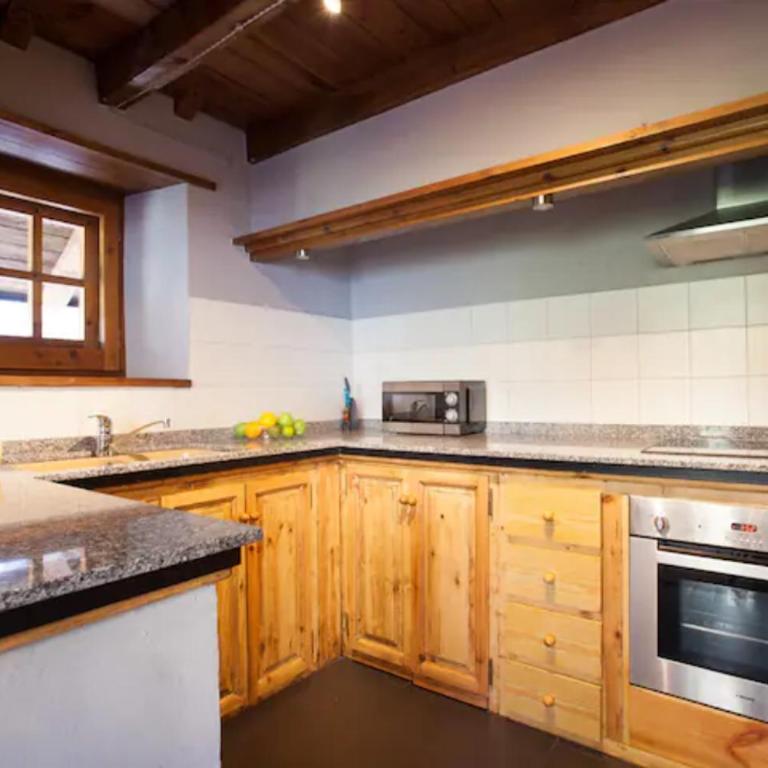 Tarter Chalets Apartaments - Four Bedroom Chalet Apartment with a Fireplace - 4