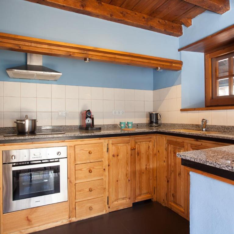 Tarter Chalets Apartaments - Four Bedroom Chalet Apartment with a Fireplace - 21