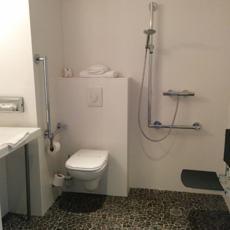 Best Western Colmar Expo - Chambre Double Standard avec Douche Accessible en Fauteuil Roulant - Accessible aux Personnes à Mobilité Réduite - Non-Fumeurs - 4