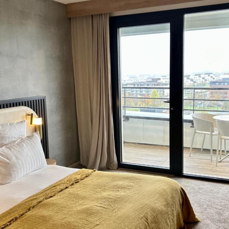 Golden Tulip Reims Bezannes - Suite Junior 1 Lit King-Size - Terrasse - 1