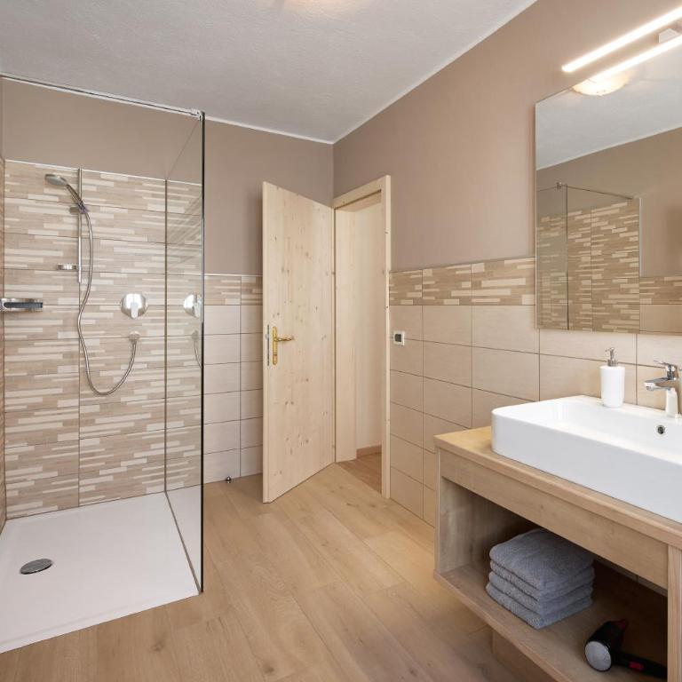 Hotel B&B Frohsinn - Camera Familiare con Bagno - 1
