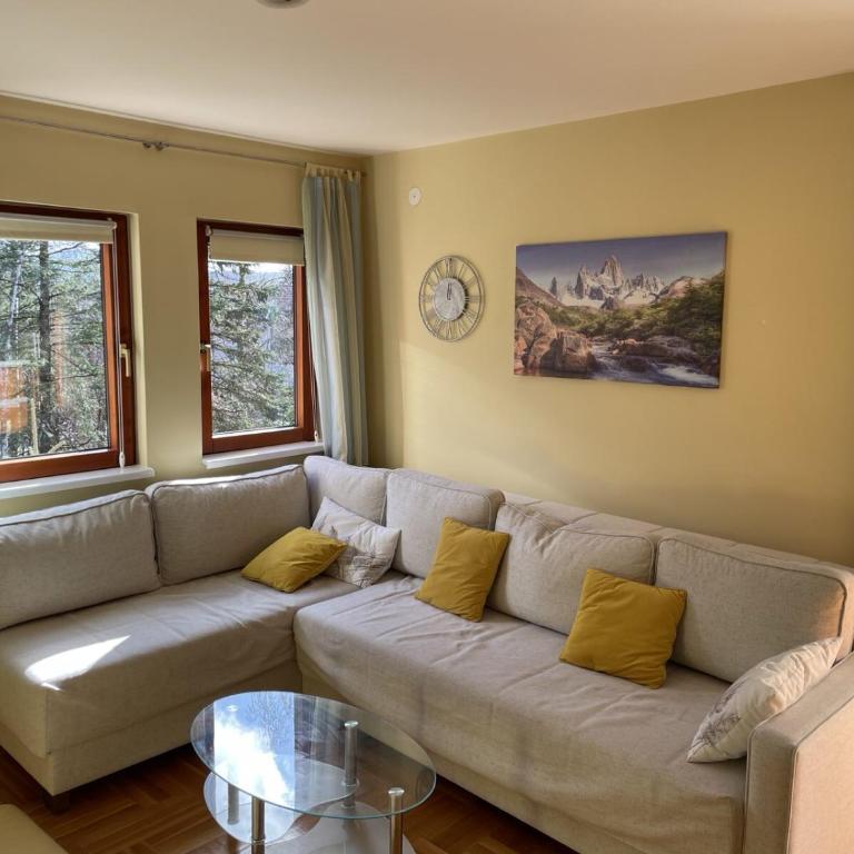 Yellow & Green Apartment - One-Bedroom Apartment - 16