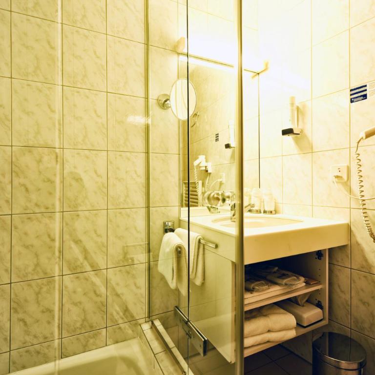 Alpin Sporthotel Bündnerhof - Standard Doppelzimmer mit Balkon - 2