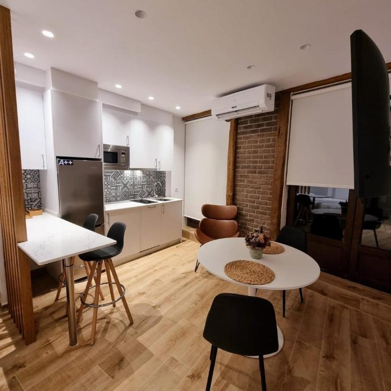 SUITES BERRUETA , Plaza Mayor by Albany - Suite con balcón - 3