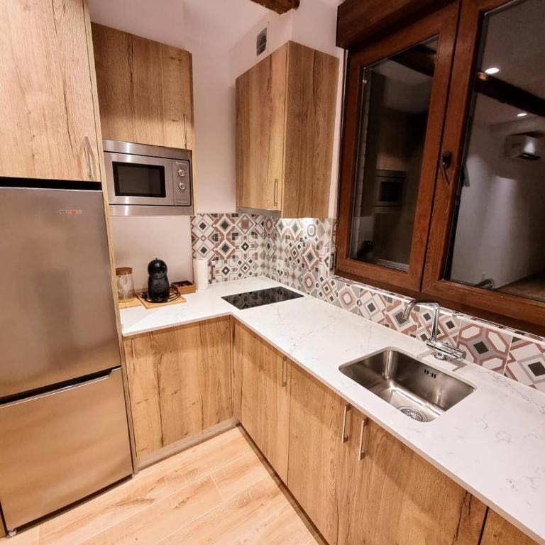 SUITES BERRUETA , Plaza Mayor by Albany - Suite con cama extragrande - 5