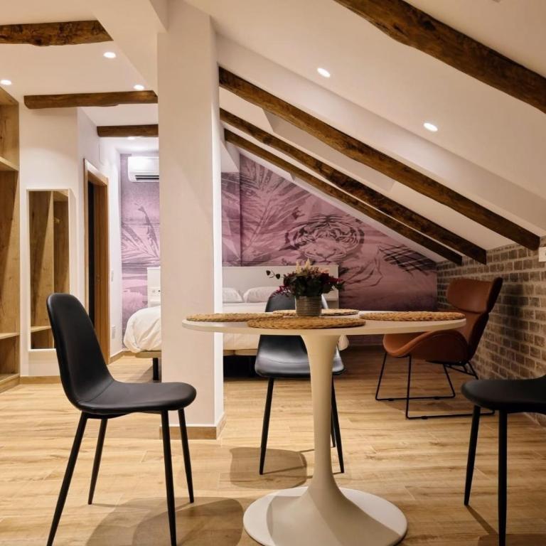 SUITES BERRUETA , Plaza Mayor by Albany - Suite con cama extragrande - 4