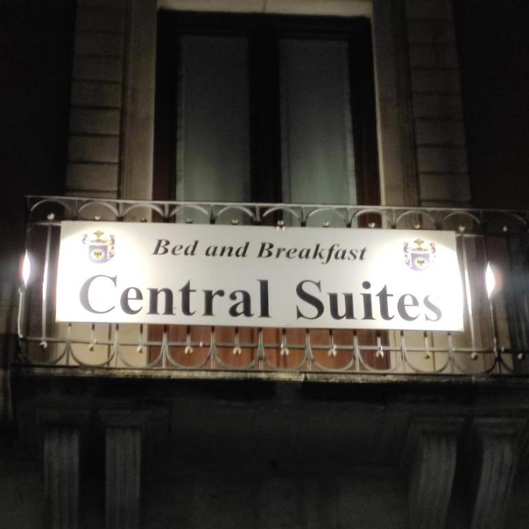 Central Suites Catania - Queen Room with Balcony - 12