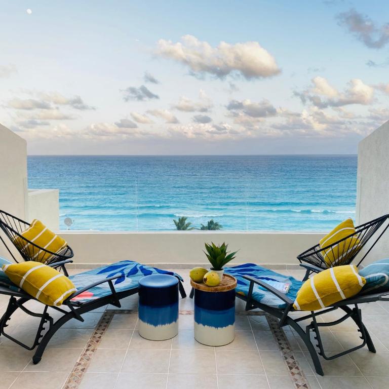 Beachfront Three-Story Coastal Penthouse, 3BR-3BA - Penthouse Apartment - 1