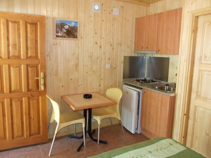 Camping Aneto - Habitación Doble - 1 o 2 camas - 3