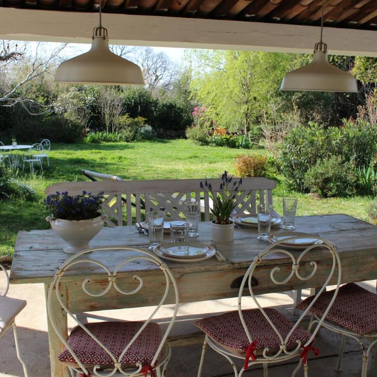 Mas Les Romarins, 10 min d'Uzès, piscine et grand jardin clos, jeux, nid de repos et base pour activités dans le Gard - Villa - Vue sur Jardin - 4