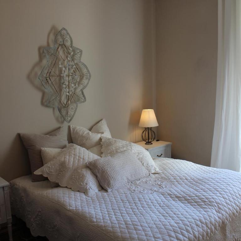 Mas Les Romarins, 10 min d'Uzès, piscine et grand jardin clos, jeux, nid de repos et base pour activités dans le Gard - Villa - Vue sur Jardin - 17