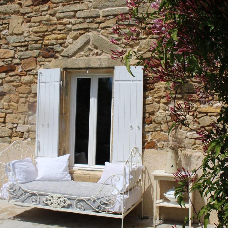 Mas Les Romarins, 10 min d'Uzès, piscine et grand jardin clos, jeux, nid de repos et base pour activités dans le Gard - Villa - Vue sur Jardin - 24