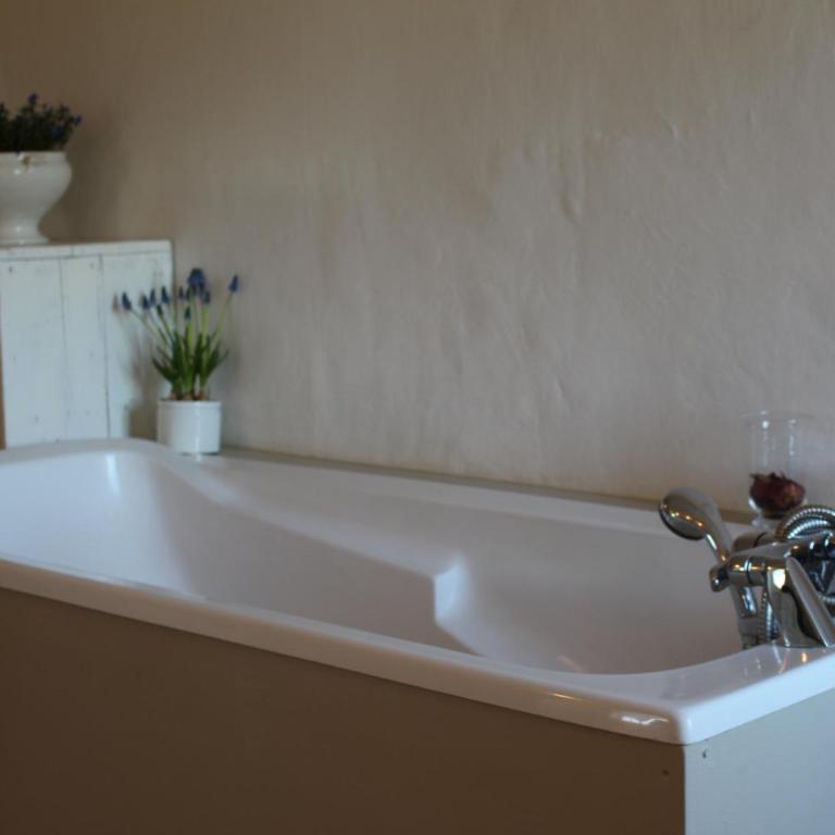 Mas Les Romarins, 10 min d'Uzès, piscine et grand jardin clos, jeux, nid de repos et base pour activités dans le Gard - Villa - Vue sur Jardin - 22