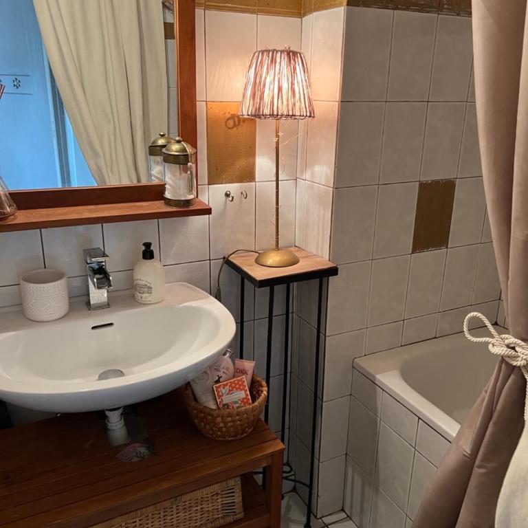 Charmante chambre privée 5/10 mn du CentreVille/Port-Jardin/Parking - Habitación Doble Estándar con ventilador - 9