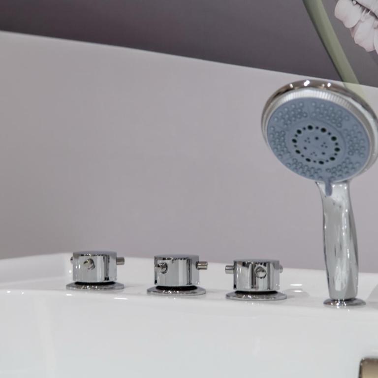 Apart Hotel Maksimum - Apartman Tipa "Suite" s King-sajz Krevetom i Đakuzijem - 9