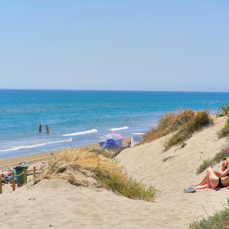 Honeymoon Corner Suite, sun-all-day terrace on the best beach of Marbella - Studio Apartment with Sea View - 3