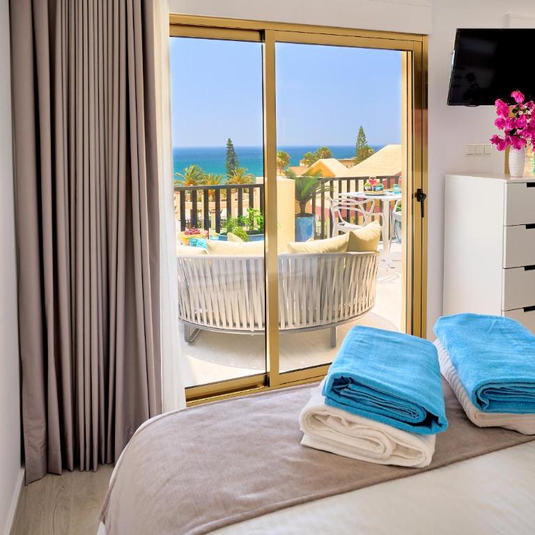 Honeymoon Corner Suite, sun-all-day terrace on the best beach of Marbella - Studio Apartment with Sea View - 10