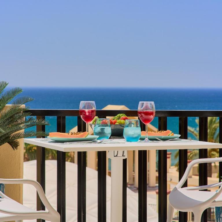 Honeymoon Corner Suite, sun-all-day terrace on the best beach of Marbella - Studio Apartment with Sea View - 4