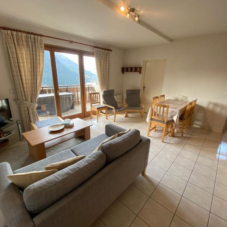 Appartement lumineux avec balcon en centre-ville, proche télécabine - FR-1-693-9 - Appartement - 1
