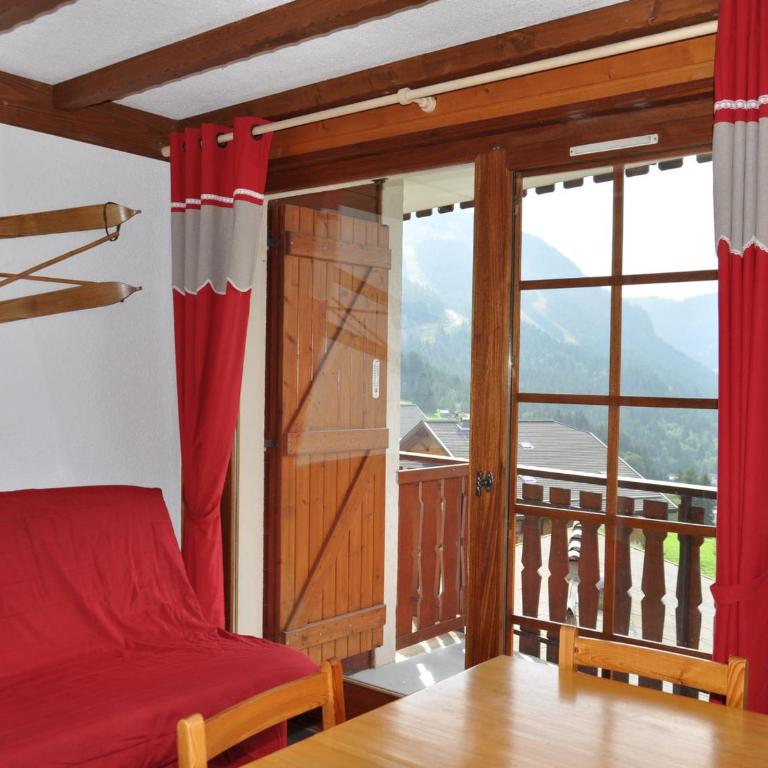 Appartement charmant près des pistes avec balcon et parking - FR-1-693-75 - Appartement - 2