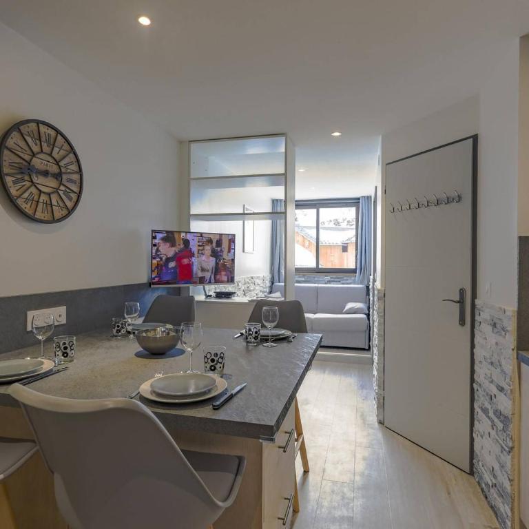 Appartement cosy 4 pers, 2 ch, départ ski aux pieds, exposé sud, proche commerces - FR-1-545-42 - Apartamento - 1