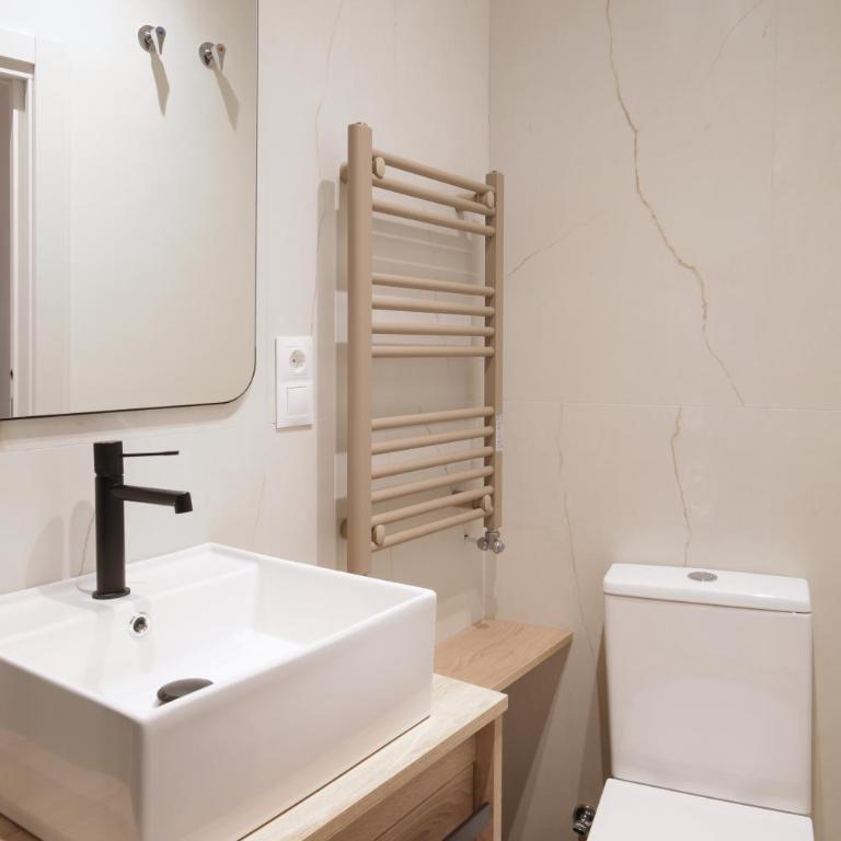 Luxury Flat next to Gran Via Madrid - Two-Bedroom Apartment - 18