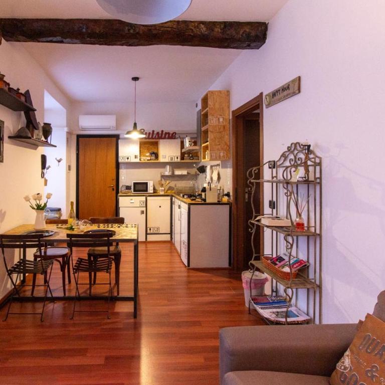 Piazza Volta Apartment - Appartamento con 2 Camere da Letto - 2