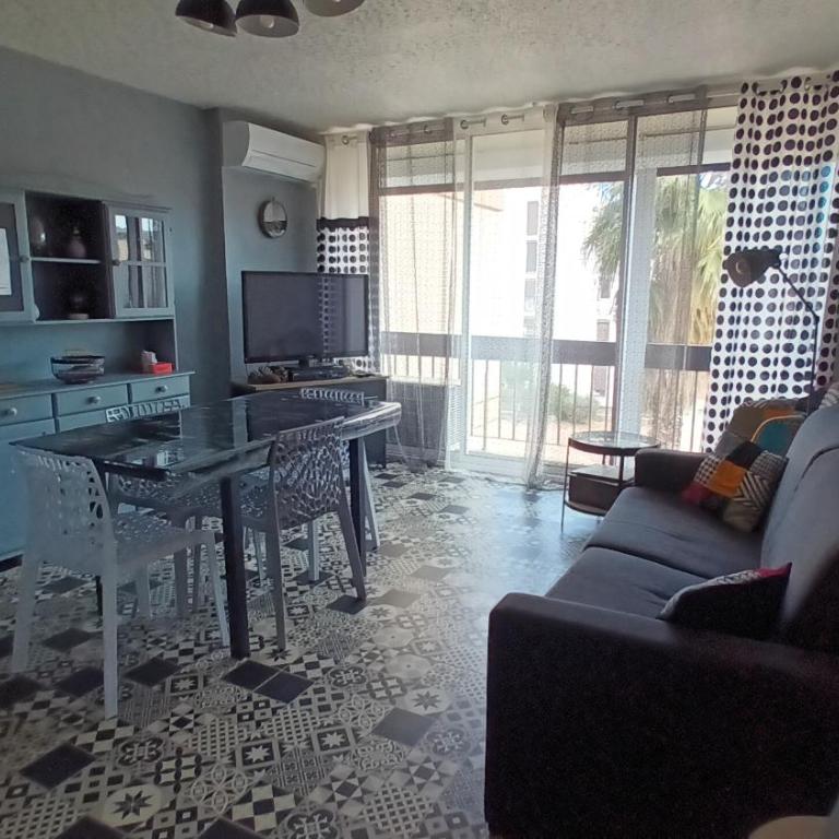 RESIDENCE DE LA MER - Appartement 2 chambres très spacieux A 2 pas du Port et de la Plage - Clim - parking - Two-Bedroom Apartment - 1