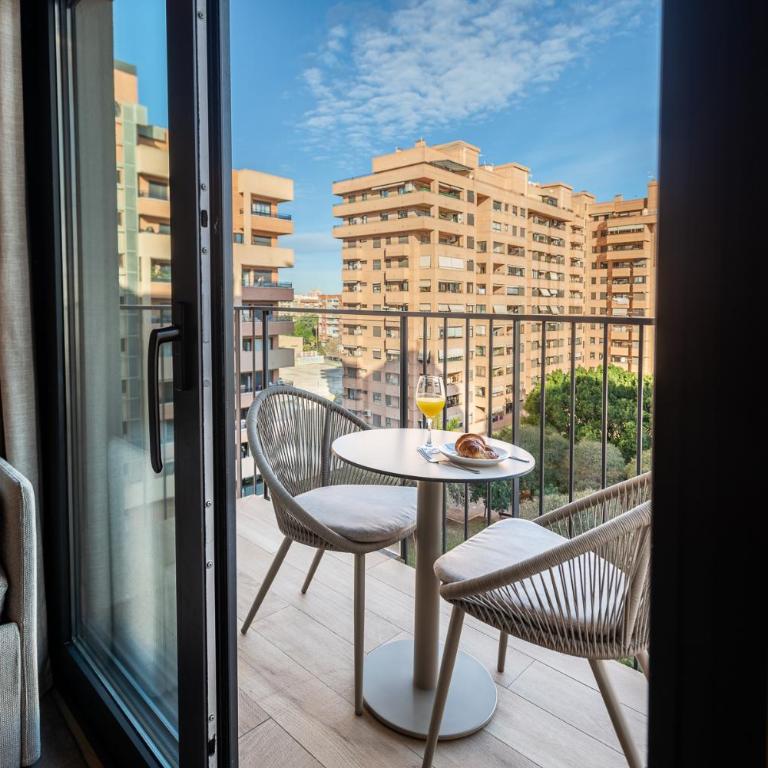 Apartamentos Core Suites Valencia - Apartment with Balcony - 11