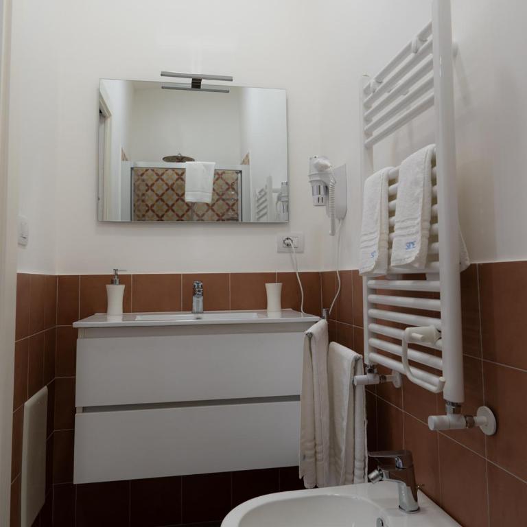 Dimora Cavour - Camera Doppia con Letti Singoli con Bagno Privato - 9