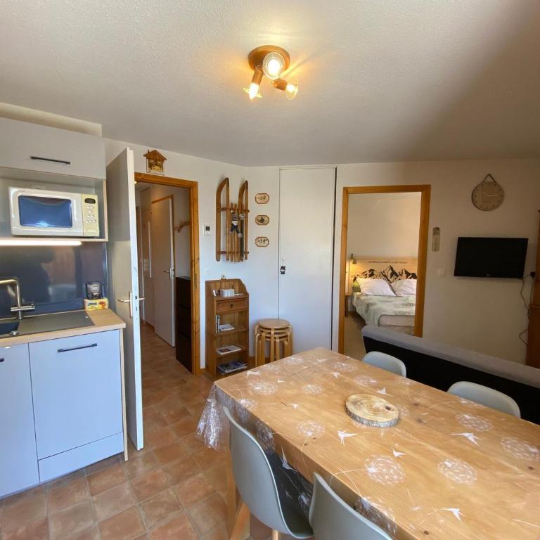 Appartement cosy avec terrasse, proche du village, parking inclus - FR-1-693-7 - Appartement - 1