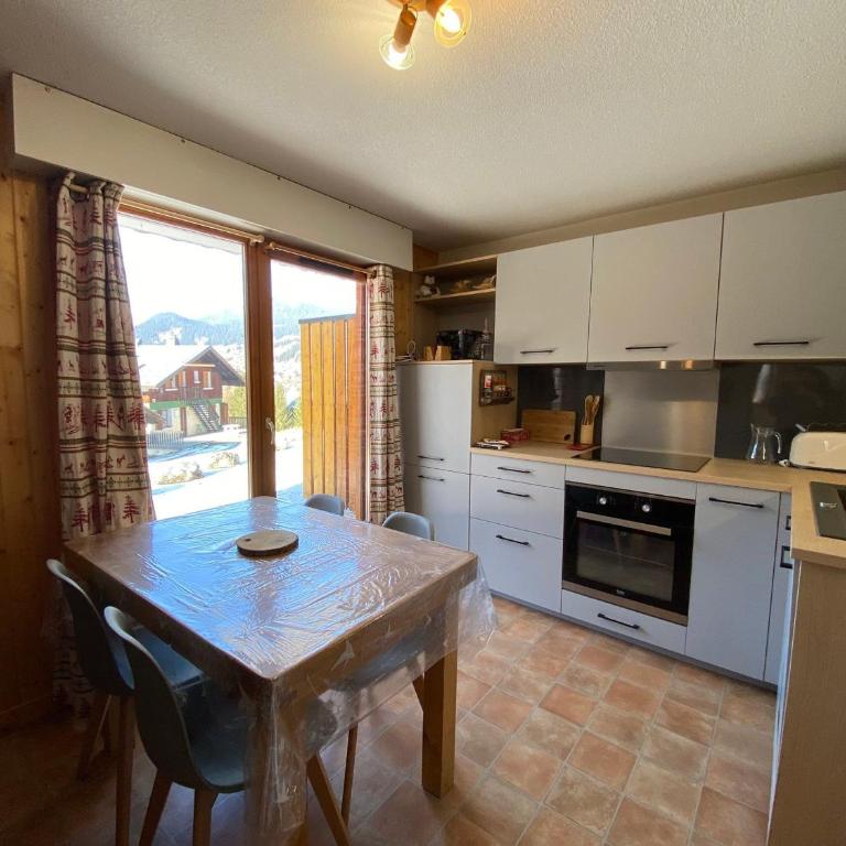 Appartement cosy avec terrasse, proche du village, parking inclus - FR-1-693-7 - Appartement - 6