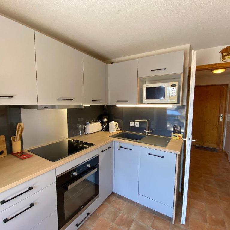 Appartement cosy avec terrasse, proche du village, parking inclus - FR-1-693-7 - Appartement - 7