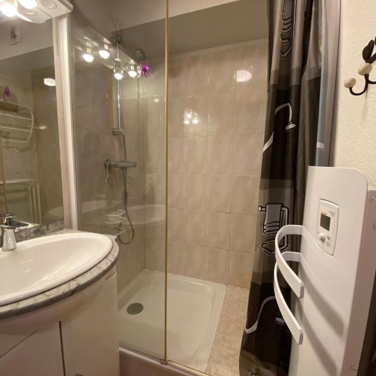 Appartement cosy avec terrasse, proche du village, parking inclus - FR-1-693-7 - Appartement - 11