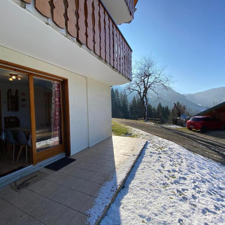 Appartement cosy avec terrasse, proche du village, parking inclus - FR-1-693-7 - Appartement - 12