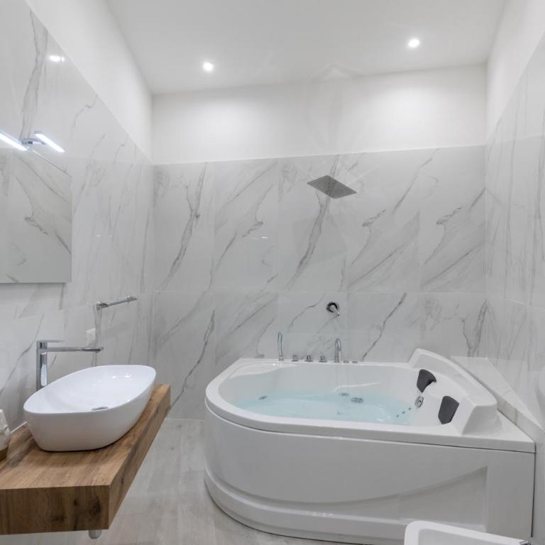 MY BRILLIANT HOME WITH JACUZZI 2 STEPS FROM St TOLEDO - Camera King con Vasca Idromassaggio - 9