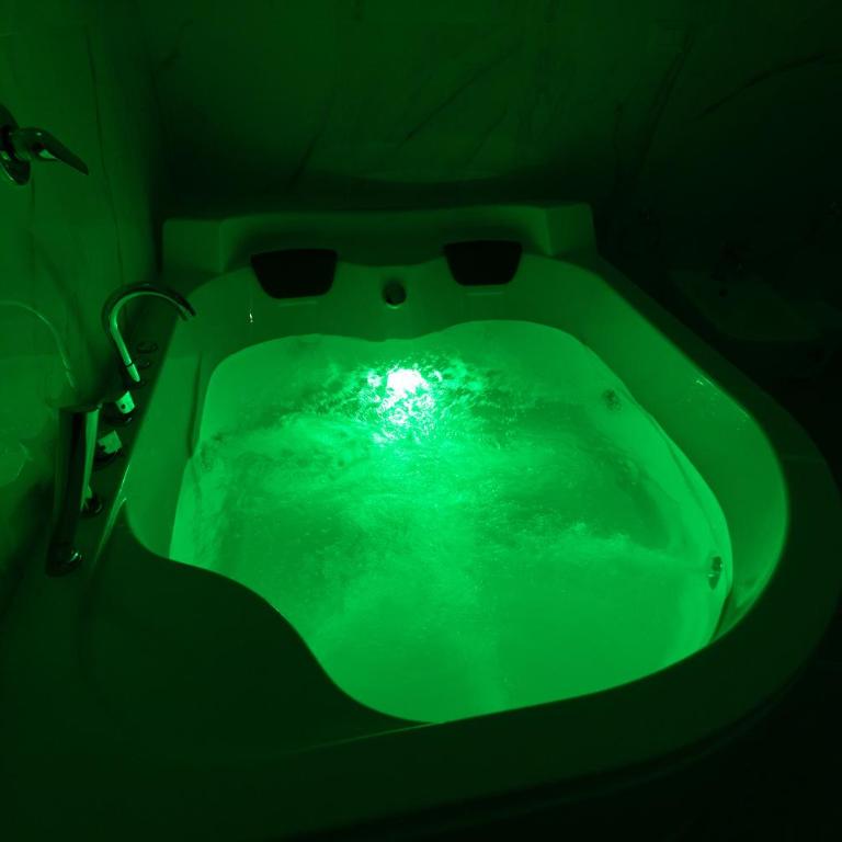 MY BRILLIANT HOME WITH JACUZZI 2 STEPS FROM St TOLEDO - Camera King con Vasca Idromassaggio - 1