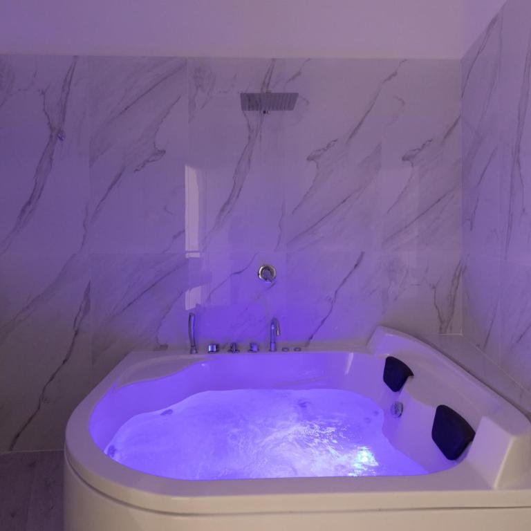 MY BRILLIANT HOME WITH JACUZZI 2 STEPS FROM St TOLEDO - Camera King con Vasca Idromassaggio - 17