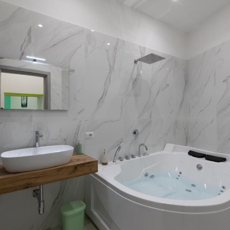 MY BRILLIANT HOME WITH JACUZZI 2 STEPS FROM St TOLEDO - Camera King con Vasca Idromassaggio - 7