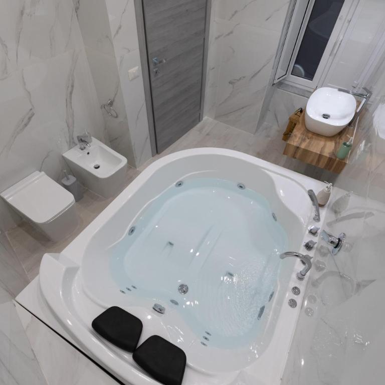 MY BRILLIANT HOME WITH JACUZZI 2 STEPS FROM St TOLEDO - Camera King con Vasca Idromassaggio - 1