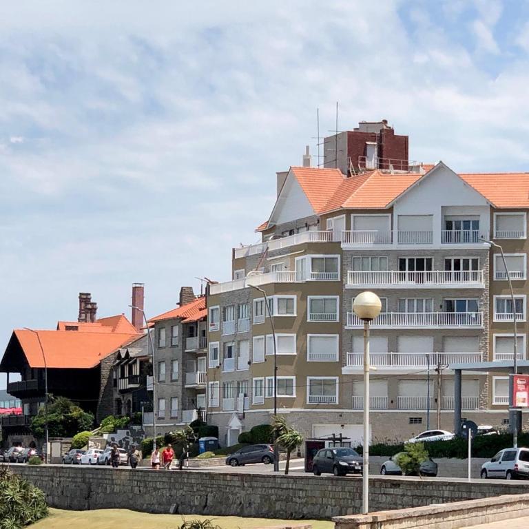 Depto 3 Ambientes Zona Playa Grande Frente al Mar - Two-Bedroom Apartment - 1