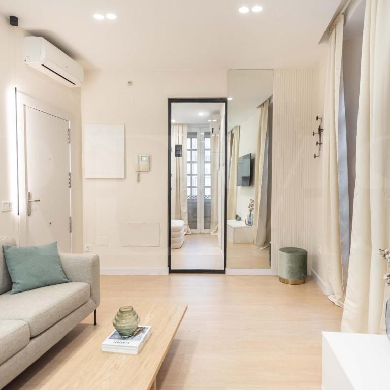 Sophisticated apartment with balcony & city views by REMS - Apartamento con balcón - 20