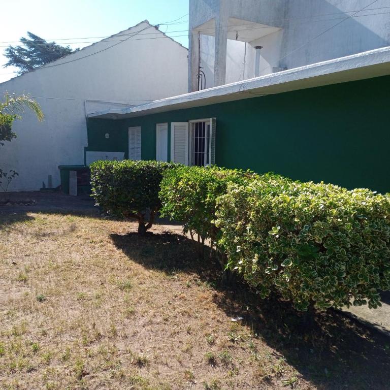Casa tres ambientes con jardín y estacionamiento - Two-Bedroom Apartment - 1
